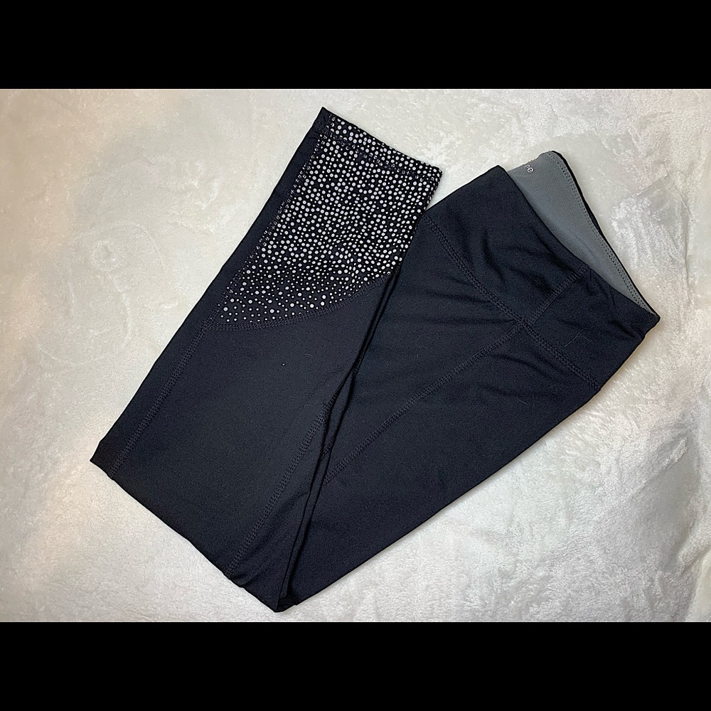 Black reflective cropped yoga pants